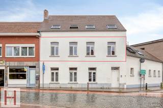 <p><span>Uniek wonen in het hart van Gierle.</span></p>
<p>Dit karaktervolle appartement op de eerste verdieping maakt deel uit van een kleinschalige residentie met slechts 3 wooneenheden. Het is gevestigd in een voor de bewoners van Gierle geen onbekend pand, namelijk het vroegere café Central, dat in 2014 volledig herbouwd werd waard authentieke charme en hedendaags wooncomfort mooi samenkomen.</p>
<p>Het appartement beschikt over een aangename en praktische indeling met een grote leefruimte, open keuken en aansluitend het terras (14m²). Verder beschikt het appartement over een badkamer met douche, een apart toilet en 3 slaapkamers waardoor het zowel geschikt is voor een groter gezin als voor wie een extra slaapkamer, bureau of hobbyruimte wenst. <br /><br />Een absolute troef is de inpandige garage alsook een gemeenschappelijke berging die beide via de trappenhal te bereiken zijn.</p>
<p>Het appartement bevindt zich aan de Singel in Gierle en dus aan het karakteristieke en geklasseerde dorpsgezicht, pal onder de kerktoren.</p>
<p>Er is een vlotte verbinding met alle invalswegen naar de omliggende dorpen en de opritten van de E34. In de nabijheid vindt u ook tal van drank- en eetgelegenheden, openbaar vervoer, winkels, etc.. . De nabijheid van het nabijgelegen natuur- en recreatiegebied van de Lilse Bergen maakt dat er ook veel mogelijkheid is tot ontspanning en recreatie.</p>
<p>Voor meer informatie of een afspraak ter plaatse kan u steeds contact opnemen met philippe@hemeldonckvastgoed.be of 014/89.66.26.</p>