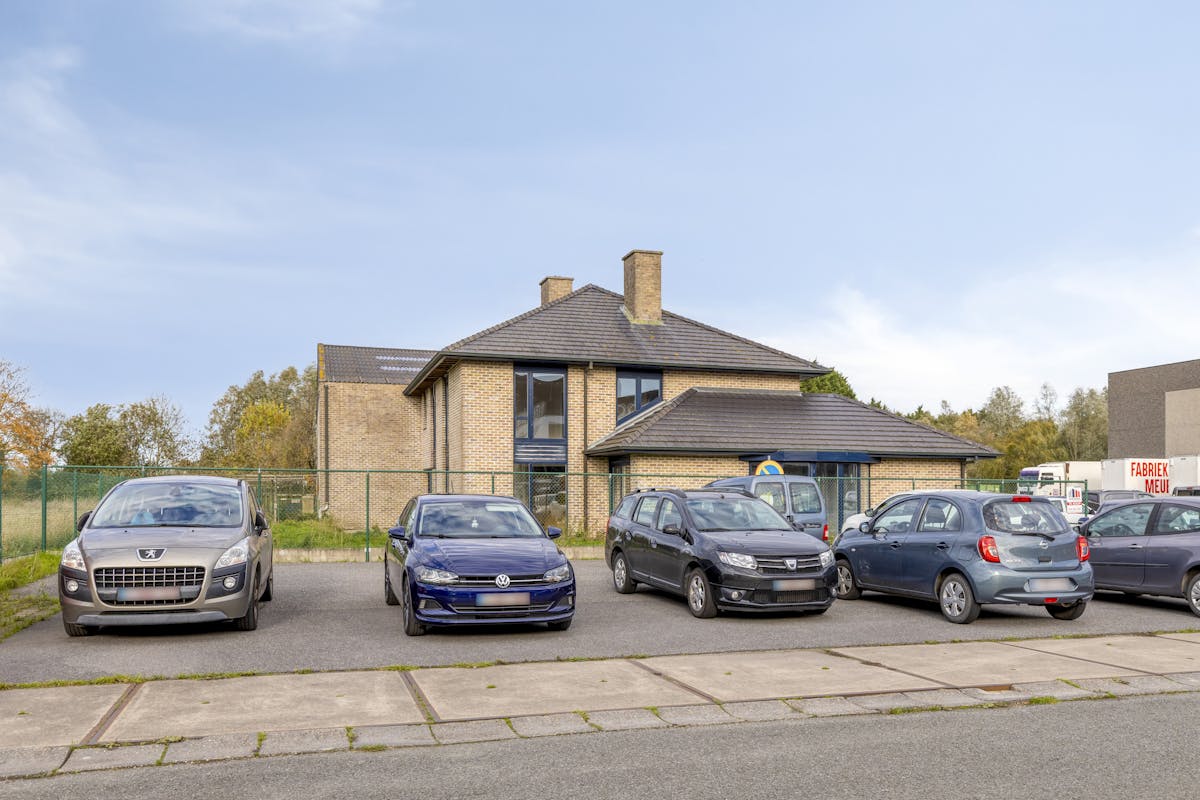 Entrepôt (400 m²) avec maison spacieuse (229 m²) - photo 4