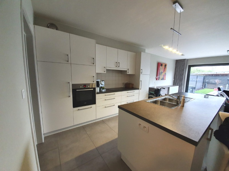 INSTAPKLAAR gelijkvloers recent appartement met privé inkom en carport - foto 5