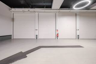 Gelegen in het exclusieve hart van het Zoute, onder het prestigieuze Albertplein, bevindt zich deze ruime en afgesloten garagebox. Dankzij de...