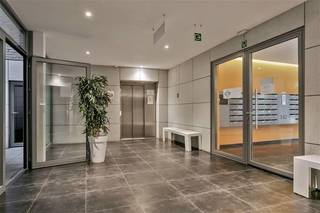 Wonen in het bruisende centrum van Brussel? Dit stijlvol gemeubeld appartement ligt op een absolute toplocatie aan de hoek van de Emile...