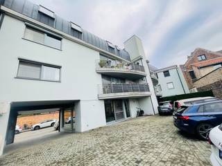 Kristus Koning      AUTOSTAANPLAATS in open lucht afgesloten van de straat ( op achterliggende grond van een appartementsgebouw Res...