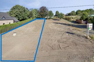 <p><strong>Bouwgrond te koop – 6a47 voor halfopen bebouwing in Goetsenhoven</strong></p>
<p>In de rustige en groene <strong>Konijnenbergstraat te Goetsenhoven</strong> bieden wij een prachtig perceel bouwgrond aan van <strong>6a47</strong> geschikt voor halfopen bebouwing.<br />Deze locatie combineert de charme van landelijk wonen met een vlotte bereikbaarheid naar <strong>Tienen, Leuven en de E40</strong>.</p>
<p>Troeven:</p>
<ul>
<li>
<p>Perceel van <strong>647 m²</strong></p>
</li>
<li>
<p>Bestemming: <strong>halfopen bebouwing</strong></p>
</li>
<li>
<p><strong>Rustige straat</strong> met beperkte passage</p>
</li>
<li>
<p><strong>Landelijke omgeving</strong> met alle voorzieningen in de buurt</p>
</li>
</ul>
<ul>
<li>
<p>Door de noordwest gerichte tuin geniet u van een schitterende <strong>avondzon</strong>!</p>
</li>
</ul>
<p>Kortom de ideale plek om jouw droomwoning te realiseren!<br /><br />De geafficheerde prijs betreft de prijs voor de bouwgrond zelf. U dient hierbij nog de registratierechten (12%) en de tussenkomst in de nutsvoorzieningen (8.478,17 euro) te rekenen.<br /><br />Benieuwd naar de mogelijkheden? Vraag snel uw bezoek ter plaatse aan of vraag gerust naar de bouwvoorschriften!</p>