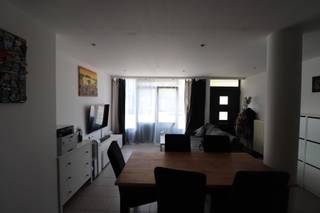 Indeling:Woonkamer met open keuken en toegang naar de slaapkamer, de keuken is voorzien van volgende toestellen: koelkast met vriesvakje,...