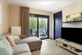 Meer info, plannen, virtuele rondleiding en documenten: www.bellesvastgoed.be/te-koop/mortsel-statielei-13-bus-2<br /><br />Dit recente appartement met terras bevindt zich in het centrum van Mortsel, op een bijzonder vlotte locatie. Bus en tram stoppen bijna letterlijk voor de deur en ook het treinstation ligt op wandelafstand. Zo sta je in minder dan twintig minuten in het centrum van Antwerpen. Winkels, horecazaken en andere dagelijkse voorzieningen bevinden zich eveneens vlakbij. Dankzij het uitstekende EPC-label A geniet je bovendien van een energiezuinige woonst.<br /><br />Via de lift of de trap bereiken we de eerste verdieping van het gebouw. De inkomhal beschikt over een apart gastentoilet. De keuken is praktisch ingericht en uitgerust met de nodige inbouwtoestellen, waaronder een vaatwasser, oven en keramische kookplaat.<br /><br />De lichtrijke leefruimte geniet dankzij het grote schuifraam van een aangename lichtinval en geeft rechtstreeks uit op het zuidgerichte terras. Hier geniet je de hele dag van de zon. Bovendien beschikt het terras over een handige berging.<br /><br />Het appartement beschikt over een ruime slaapkamer van ca. 16 m² met een ingebouwde kledingkast. De ensuite badkamer is uitgerust met een douche, wastafel en toilet. Verder is er een praktische berging met aansluitingen voor een wasmachine en droogkast. Ook de gascondensatieketel bevindt zich hier.<br /><br />Tot slot komt het appartement met een private kelderberging en is er een gemeenschappelijke fietsenberging aanwezig. De maandelijkse provisie bedraagt € 127 en omvat onder meer de blokpolis, de syndicuskosten, het onderhoud en de elektriciteit van de gemeenschappelijke delen en de lift. Het dak van het gebouw wordt binnenkort vernieuwd, de volledige kost werd reeds betaald door de huidige eigenaar. Elektriciteit conform. <br /><br />Tot binnenkort!