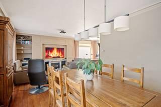 Ontdek deze unieke eigendom op een uitstekende ligging aan de Mandellaan te Roeselare, op slechts enkele minuutjes van de autosnelweg, bestaande uit een vrijstaande woning met 3 ruime slaapkamers, een geïsoleerde zolder en een kantoorruimte achteraan. Achteraan de woning is een geïsoleerde loods van 247m², daarnaast is er nog een dubbele garage van maar liefst 129m².<br /><br />De instapklare woning komt u binnen via een ruime inkomhall met een natuurstenen trap, vestiaire en apart toilet. De gezellige en perfect afgewerkte leefruimte in L-vorm wordt extra gezellig gemaakt door de parketvloer. Aansluitend is een lichtrijke aparte keuken met als blikvanger een Lacanche fornuis. Daarachter ligt nog een kantoorruimte of polyvalente ruimte.<br /><br />Op de verdieping zijn er 3 volwaardige slaapkamers aanwezig, een badkamer en wasplaats. Met een zoldertrap is er ook nog toegang tot een niet benutte geïsoleerde zolder en er is ook een ruime kelder.<br /><br />Achteraan de woning is een geïsoleerde loods voorzien die werd gebruikt voor vleesverwerking met 2 sectionale poorten. Rechtover de loods is een bijkomende ruime dubbele garage van maar liefst 129m² met ook hier 2 sectionale poorten. <br /><br />Voor meer informatie en plaatsbezoeken contacteer Peter (BIV510.335) op 0495/511.391 of peter@therockrealestate.be.