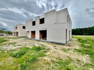 <p><span>Halfopen bebouwing met groen uitzicht!</span></p><p><span><br />Het gelijkvloers omvat een inkomhal met gastentoilet, een garage en een open leefruimte met zithoek, eetkamer en keuken. Dankzij de grote raampartijen geniet je van een lichtrijke woning met zicht op de velden.<br />Op de eerste verdieping vind je een nachthal, apart toilet, drie volwaardige slaapkamers, een bergruimte met aansluitingen voor wasmachine en droogkast, en een badkamer met ligbad, douche en dubbele wastafel.</span></p><p><span><br />Deze energiezuinige woning is uitgerust met zonnepanelen (4500 Wp), warmtepomp met vloerverwarming, ventilatiesysteem en regenwaterrecuperatie. Beslis tijdig en pas de woning naar jouw eigen wens aan!</span></p><p><span> *Project Veldzicht is momenteel in opbouw. Verkoop onder de Wet Breyne (12% registratierechten op de grond, 21% btw op de constructie).</span></p><p><span> </span></p><p><span>Interesse in deze woning? Contacteer ons op 016 15 31 15 of info@immolivit.be</span></p>