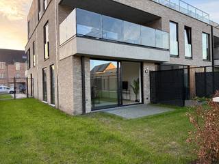 Grijp deze unieke kans! Dit is het laatste beschikbare appartement in Residentie Balique, een stijlvolle nieuwbouwresidentie langs de Brugstraat in Sint-Job-in-'t-Goor. Het appartement is onmiddellijk beschikbaar, zodat u zonder wachttijd kunt genieten van een energiezuinige en comfortabele nieuwbouwwoning. Dankzij de 6% BTW-optie biedt dit appartement niet alleen topkwaliteit, maar ook een financieel voordeel bij aankoop, onder de geldende voorwaarden.<br /><br />Indeling van het appartement:<br />•Inkomhal met gastentoilet<br />•Ruime leefkeuken en lichte woonkamer<br />•2 comfortabele slaapkamers<br />•Praktische berging<br />•Moderne badkamer met hoogwaardige afwerking<br /><br />Vanuit de woon- en eetkamer heeft u toegang tot de privatieve tuin met buitenterras, ideaal voor ontspanning en buitenleven.<br /><br />In de ondergrondse verdieping bevinden zich een privatieve autostaanplaats en een privatieve kelderberging (ca.12m²). De autostaanplaats en kelderberging zijn inbegrepen in de verkoopprijs. Er is een tweede autostaanplaats mogelijk mits meerprijs.<br /><br />Energiezuinig en comfortabel wonen:<br />•E-peil maximum 20 voor lage energiekosten en optimaal comfort<br />•Vloerverwarming en lucht-water warmtepomp met koelfunctie<br />•Zonnepanelen voor energie-efficiëntie<br />•Kwalitatieve afwerking van keuken, sanitair en vloeren<br />•Aandacht voor licht, lucht en binnenklimaat<br /><br />Waarom kiezen voor Residentie Balique?<br />•6% BTW-optie biedt aanzienlijke belastingvoordelen bij aankoop<br />•Duurzaam en energiezuinig wonen met een E-peil van maximum 20<br />•Moderne architectuur en hoogwaardige afwerking<br />•Centraal gelegen in een rustige, toch goed bereikbare buurt<br /><br />Mis deze laatste opportuniteit niet. Contacteer ons vandaag nog voor meer informatie of een bezichtiging van dit instapklare appartement.