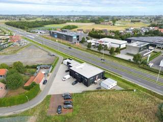 Bedrijfsgebouw op zichtlocatie langs de Ring/R32 te Roeselare.* Gelijkvloers:&gt; Showroom/kantoor van ca. 180m²:- 2 vergaderzalen, waarvan 1 grote vergaderzaal met veel lichtinval en 1 kleinere vergaderzaal- toonzaal/kantoor- sanitair en douche&gt; Loods/stockageruimte van ca. 295m²- Gedeelte van ca. 63m²: hoogte van ca. 2,7m (onder kantoor), poort van ca. 3mBx2mH- Gedeelte van ca. 87m²: hoogte van ca. 5,5m, poort van ca. 3,7mBx4,2mH, lichtstraat- Gedeelte van ca. 145m²: hoogte van ca. 3,4m, dubbele deur, lichtstraat, verwarming* Kantoor op 1e verdiep van ca. 240m²- open kantoor met veel natuurlijke lichtinval: systeemplafond met geïntegreerde verlichting, airco en verwarming- apart bureel van ca. 20m² met veel lichtinval- vergaderzaal van ca. 16m² met ingemaakte kasten- keuken- gescheiden sanitairRuime parking op eigen terrein voorzien van laadpunten.