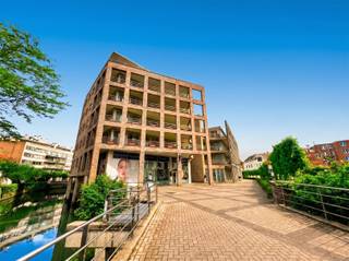 <p><span>Goed gelegen parkeerplaats (nummer 90) te huur in de parkeergarage aan het Mercatorpad in Leuven. De garage is uitgerust met een automatische poort die bediend wordt via een afstandsbediening. De afgelijnde autostaanplaats bevindt zich op niveau -1. De parkeerplaats is beschikbaar onmiddellijk. Voor snelle beslissers!</span></p>