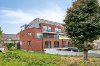 Een ruim energiezuinig eenslaapkamerappartement met terras....<br /><br />In de nieuwe "Residentie Marcel" vinden we dit schitterend gelijkvloers appartement.<br />We komen in de hal met apart gastentoilet om verder te gaan naar de leefruimte. Hier komt zeer veel licht binnen door de vele ramen schuifraam en de open keuken is voorzien van alle toestellen. <br />Aansluitend is er nog een handige ruime berging. Verder is er nog de ruime slaapkamer en de badkamer met lavabomeubel en inloopdouche.<br />Via de living kunnen we naar het leuke terras. Van hieruit hebben we een zicht op de prachtige groene omgeving!<br />Er kan optioneel een overdekte autostaanplaats mee aangekocht worden. <br /><br />De verwarming is met een warmtepomp (verwarmen en koelen via de vloerverwarming).<br />Zeer energiezuinig appartement: E peil van 24.<br />Mogelijkheid tot aankoop onder 6 % BTW! <br />De locale aannemer werkt enkel met kwalitatieve, duurzame materialen en zorgt voor een nauwgezette oplevering en afwerking! <br /><br />We vinden dit appartement terug in het centrum van Rekkem met op wandelafstand de vele buurtwinkels, openbaar vervoer, horeca,....<br />Aan de overkant van de straat is er bovendien een ruime parking naast de kerk! <br /><br />Het appartement is helemaal geschilderd opgeleverd en is klaar voor haar eerste bewoners!