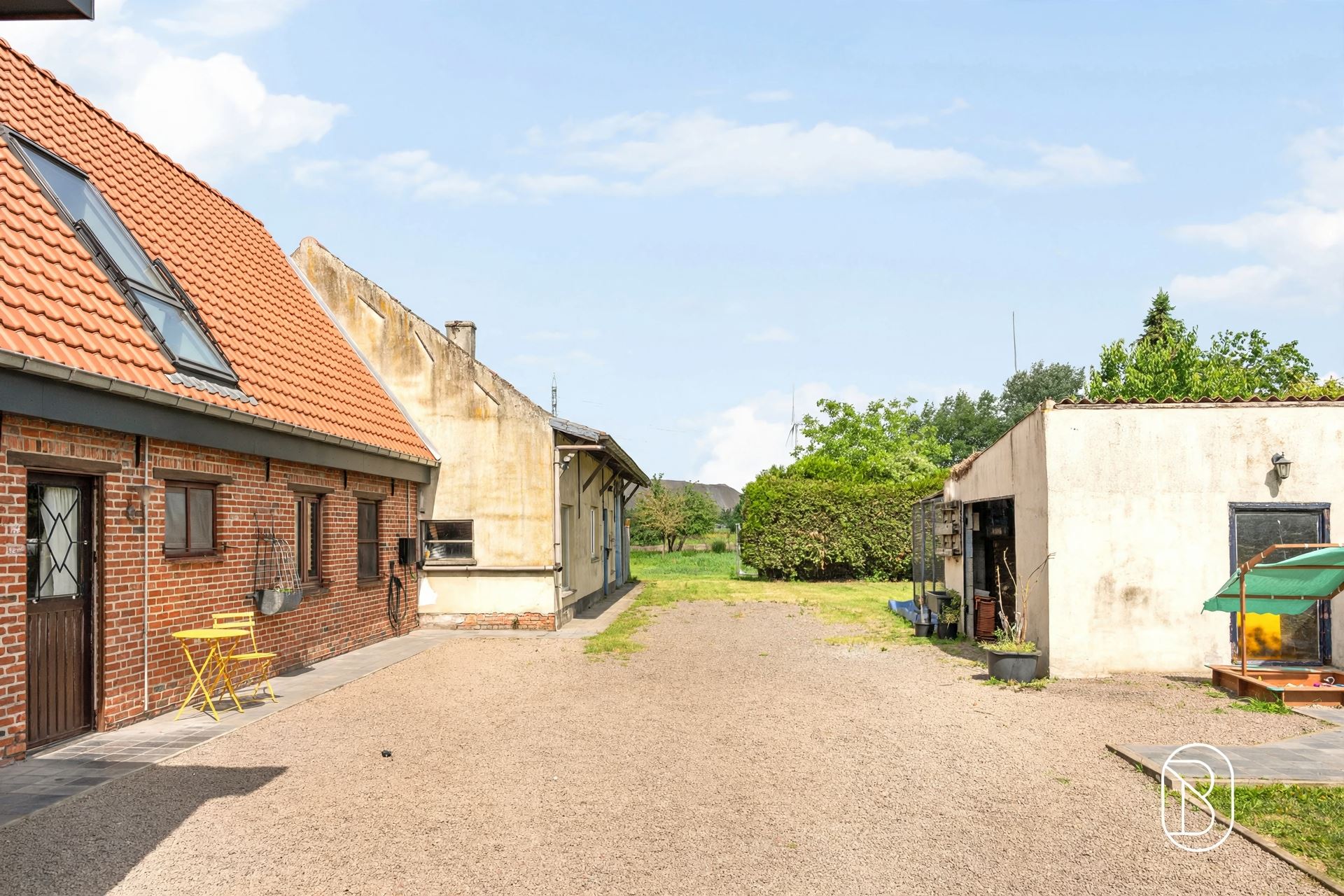 Ruime woning met 5 slpk, garage en bijgebouw op 2.279 m² - foto 4