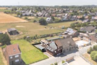 <p><span>Bent u op zoek naar een woning met tal van mogelijkheden of een bouwgrond op een uitstekende locatie in Ternat? Dan is deze halfopen bebouwing zeker een bezoek waard. Gelegen langs de Keizerstraat geniet u van een strategische ligging met een vlotte verbinding naar het centrum van Ternat, scholen, winkels en openbaar vervoer. Bovendien bereikt u met de wagen in een mum van tijd de op- en afritten van de autosnelweg. Achteraan geniet u van een aangenaam groen uitzicht.</span></p>
<p><span>Indeling</span></p>
<p><span>De woning bevindt zich op een perceel van 2a63 en biedt heel wat renovatie- en uitbreidingsmogelijkheden. We betreden de woning via de zijkant, waar zich de te renoveren keuken bevindt. Verder beschikt het gelijkvloers over een badkamer, een wasplaats, een apart toilet, een gezellige woonkamer aan de voorzijde en een eetkamer met zicht op het terras en het achterliggende perceel. De huidige duivenhokken kunnen eenvoudig verwijderd worden, waardoor hier een zonnige tuin met ideale zuidoriëntatie kan worden aangelegd.</span></p>
<p><span>Op de eerste verdieping bevinden zich twee ruime slaapkamers van 14,5 m² en 16 m² en een toegang tot de zolderverdieping van 20 m², die momenteel als berging wordt gebruikt maar perfect kan worden ingericht als derde slaapkamer, hobbyruimte of bureau.</span></p>
<p><span>Tot slot beschikt de woning over een kelder, een ruime oprit, een garage en een extra buitenberging.</span></p>
<p><span>Bent u benieuwd naar de mogelijkheden die deze eigendom te bieden heeft? Contacteer ons vandaag nog voor een bezoek ter plaatse.</span></p>
<p><span>info@impromove.be - 02 887 80 56</span></p>