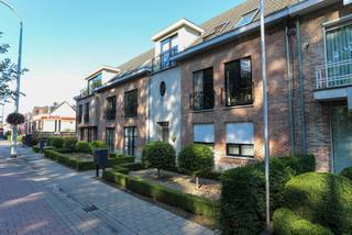 Verzorgd appartement met ruim terras en garagebox pal in het centrum van Gooreind! Het aangename appartement bevindt zich op de eerste verdieping...