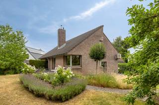 INDELING:<br /><br />Gelijkvloerse verdieping:<br />- inkomhal met vestiaire en gastentoilet <br />- lichtrijke woonkamer met het salon (op niveau) die voorzien is van een houtkachel<br />- verzorgde -perfect uitgeruste- keuken met kwalitatieve materialen<br />- extra berging<br />- praktische garage met aansluiting voor wasmachine en droogkast<br />- kelder<br /><br />Tussenverdieping:<br />- badkamer met bad en enkele lavabo<br />- aangrenzende slaapkamer <br /><br />Eerste verdieping<br />- 2 volwaardige slaapkamers <br />- badkamer met douche, dubbele lavabo en toilet<br />- extra ruime zolderruimte die kan dienen als opslag<br /><br />De west-georiënteerde tuin werd recent volledig aangelegd, er zijn verschillende terrassen, zalig om te genieten.  <br /><br />Extra troeven:<br />- Reeds 12 zonnepanelen van 275wp aanwezig!<br />- 10.000l regenwater<br />- elektrische keuring conform gekeurd!<br />- woning met architecturale elementen <br />- airco voorzien in 2 slaapkamers<br /><br />Deze eigendom wordt aangeboden via Pre-sale. Bezoeken aan deze eigendom vinden plaats op maandag 21 september en woensdag 23 september.  Ook op zaterdag 26 september is er een finale bezoekmogelijkheid. Bij verdere interesse kan je een vast en onvoorwaardelijk bod uitbrengen tegen zaterdag 26 september om 12u. De vermelde prijs is een lanceerprijs. <br /><br />Wenst u meer info over deze woning of wenst u een bezoek ter plaatse? Contacteer Yoshi Vandeginste (0474 49 50 38 - yoshi.vandeginste@dewaele.com)<br /><br />De eigendom wordt aangeboden via de Pre-sale formule. Van 21/09/2026 om 09:00 tot 26/09/2026 om 12:00 kan u het huis op afspraak komen bezichtigen en een bod uitbrengen. De vermelde prijs is een instelprijs. Voor meer info, gelieve contact op te nemen met de dossierverantwoordelijke.<br /><br />Bestuursmaatregelen in het maatregelenregister: nee