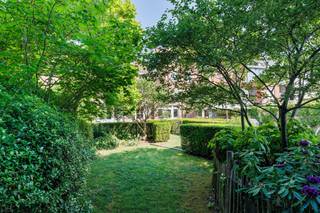 <strong>Monumentaal en piekfijn onderhouden herenhuis (ca. 521 m² bewoonbare opp.) op een toplocatie in de Dirk Martensstraat, </strong>met <strong>OPTIONEEL</strong> aan te kopen ernaast gelegen appartementsgebouw met garage<strong>. Deze uitzonderlijke eigendom met EPC LABEL B, combineert historische charme met hedendaags comfort en biedt tal van mogelijkheden voor exclusief wonen en/of werken in het centrum van de stad en is gelegen op een perceel van 6a3ca. </strong>De woning telt <strong>5 niveaus</strong> (incl. kelder en zolder) en beschikt over royale leefruimtes die uitgeven op een <strong>zuidgerichte stadstuin met verwarmd zwembad</strong>. Op het gelijkvloers bevindt zich actueel een professionele praktijkruimte aan de voorzijde, terwijl het private woongedeelte achteraan is ingericht met keuken, eetplaats en ruime leefruimte. Op de verdiepingen bevinden zich <strong>6 slaapkamers</strong>, <strong>3 badkamers</strong>, een polyvalente ruimte, sauna en extra berging/zolderruimte. <strong>EPC label B</strong>, dankzij o.a. <strong>50 zonnepanelen</strong>, gasverwarming en lucht-luchtwarmtepomp.<strong> Elektriciteit conform tot 2049.</strong> Beperkt asbestmateriaal aanwezig (kelderleidingen). Wijnkelder aanwezig. <strong>Huurcontract dubbele achtergelegen garagebox+ overdekte parking kan mee overgenomen worden. </strong><br /><strong>Optioneel</strong>: aanpalende opbrengsteigendom (bouwjaar 1996) met praktijk, garage en <strong>4 verhuurde appartementen</strong>. <strong>Unieke opportuniteit op een absolute topligging. </strong><br />Een monumentaal pand dat geschiedenis, charme en ongeziene mogelijkheden verenigt.