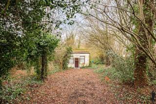 Fantastische gelegen renovatiepand (6% mogelijk!) op ca. 1.708 m² rustig gelegen in Hoogboom tussen de centra van Brasschaat en Kapellen!Het perceel...