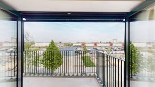 <p>Naar een ontwerp van architectuurbureau Office Kersten Geers David Van Severen, dit appartement in het complex KAAI 37 is gelegen aan het Kempisch Dok in de vernieuwde Cadixwijk op het Eilandje. De wijk wordt grondig gerenoveerd tot een van de meest sfeervolle, kwalitatieve en milieuvriendelijke buurten van de stad.<br />U woont hier op wandel- of fietsafstand van de stad en bent tegelijk dichtbij gunstige invalswegen. <br /><br />Zonnige leefruimte met zicht op water en toegang tot een mooi terras. Geïnstalleerde open keuken met gebruikelijke toestellen. Verder een ruime slaapkamer met ensuite badkamer voorzien van ruime inloopdouche. Separaat toilet. <br /><br /><strong>Autostaanplaats te huur met laadpaal (nr 1.25) aan 100 euro/maand en een kelderberging B27 op de -1.</strong><br /><br /><strong>Beschikbaar 2 november 2026 </strong><br /><br />Kortom, zorgeloos verhuizen en wonen in een vernieuwde hippe buurt. <br /><br />Troeven: <br />- zonnig terras met zicht op het water<br />- groene oase in de binnentuin<br />- ruime slaapkamer en badkamer <br />- hoogwaardige materialen</p>