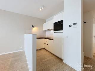 Dit energiezuinig appartement bevindt zich in een recent gebouw (2018) nabij het prachtige Rivierenhof. U betreedt het appartement via de inkomhal (ca.7 m²) met voldoende kastruimte en apart toilet. Lichtrijke woonkamer op keramische parket met een open keuken. De keuken is volledig voorzien van alle toestellen: kookplaat, oven/micro, vaatwasser, koelkast en een dampkap. De woonkamer heeft aansluitend een terras (ca.11m²) met open uitzicht, waar u kan genieten van de middagzon. Twee slaapkamers voorzien van 12m² &amp; 8m² op keramisch parket. De badkamer is voorzien van een bad/douche combi met dubbele lavabo. Er is een berging aanwezig met aansluiting voor wasmachine en droogkast. <br />Het appartement heeft een EPC A, wat bijzonder energiezuinig is. Dat maakt dat het gebouw goed geïsoleerd is, beschikt over een efficiënt verwarmingssysteem, wat zorgt voor lage energiekosten. <br />Autostaanplaats aan te kopen aan 26.000 euro. Gebouw met lage onkosten.<br />Privatieve verwarming op gas. Aparte meters. Privatieve kelderberging. Gemeenschappelijke fietsenberging. Lift aanwezig. P-score: D. G-score: C.