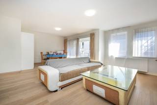 WOLUWE-SAINT-LAMBERT, à proximité du Cora, superbe appartement ± 90m² situé au 3e étage d'un immeuble de 2013. Hall d'entrée, living, cuisine...