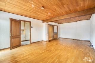 Ontdek dit aangename appartement met 2 slaapkamers, gelegen in een rustige en residentiële wijk van Halle.
Via de inkomhal betreedt u het appartement, die toegang geeft tot de ruime en lichtrijke leefruimte. Aansluitend bevindt zich de keuken. Verder beschikt het appartement over twee comfortabele slaapkamers en een recent gerenoveerde badkamer.
Een extra troef zijn de balkons aan zowel de voor- als achterzijde van het appartement, waardoor u op elk moment van de dag van een aangename buitenruimte kunt genieten.
In de vraagprijs zijn bovendien een garage en een ondergrondse berging inbegrepen.
Het appartement is uitgerust met een alarmsysteem en geniet van een gunstige ligging in een rustige woonomgeving, met alle nodige voorzieningen binnen handbereik.
