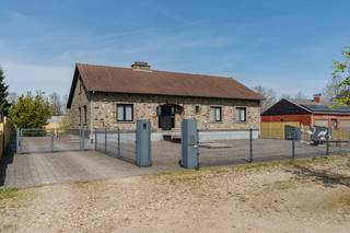 Deze karaktervolle bungalow met 3 slaapkamers, grote geïsoleerde zolder en ruime tuin op perceel van 14a18ca vinden we terug op de Fabrieksstraat 11 te Hamont-Achel op een steenworp van de Nederlandse grens.<br /><br />Deze woning, gebouwd in 1983, bevindt zich op een mooi perceel van 1418 m² en valt meteen op door haar authentieke gevel, ruime oprit en verzorgde uitstraling. Dankzij de grote voortuin en brede oprit is er ruim plaats voor meerdere wagens, aangevuld met een recent geplaatste carport (2021).<br />Indeling;<br />Bij het betreden van de woning komt u terecht in een ruime inkomhal met toegang tot de verschillende leefruimtes.<br />De leefruimte straalt karakter uit dankzij de natuurstenen vloeren, houten accenten en een gezellige open haard, wat zorgt voor een warme en aangename sfeer. Aansluitend bevindt zich een lichtrijke eetruimte met zicht op de tuin.<br />De keuken werd vernieuwd in 1990 en beschikt over een praktische indeling met veel werkruimte en een centraal eiland. Vanuit de keuken is er een rechtstreekse toegang naar buiten.<br />Verder beschikt de woning over 3 volwaardige slaapkamers, een ruime badkamer, apart toilet, praktische bergruimtes<br />Een kelderverdieping met garage en zeer veel opslagruimte dewelke ook vanuit de tuin te bereiken is.<br />Grote geïsoleerde zolder — enorm uitbreidingspotentieel<br />Een van de absolute troeven van deze woning is de zeer ruime zolderverdieping.<br />De zolder werd reeds volledig geïsoleerd en biedt een indrukwekkend volume. Deze ruimte kan perfect ingericht worden als:<br />Extra slaapkamers of een zeer ruime hobbyruimte, speelzolder of multifunctionele ruimte.<br />Dit maakt deze woning bijzonder interessant voor gezinnen of kopers die extra woonruimte wensen te creëren.<br />De woning heeft ook een ruime tuin met serre en bijgebouwen<br /><br />Troeven:<br /><br />Zonnepanelen geplaatst in 2022 (5940 Wp)<br />Thuisbatterij aanwezig<br />Gasketel vernieuwd in 2007<br />Dakisolatie aanwezig<br />Daarnaast beschikt de woning over een asbestveilig attest, wat een extra zekerheid biedt voor toekomstige eigenaars.<br />Troeven van deze woning<br />Open bebouwing op 1.418 m² perceel<br />3 slaapkamers<br />Zeer grote geïsoleerde zolder met uitbreidingsmogelijkheden<br />Kelder met garage en veel opslagruimte<br />Karaktervolle woning met authentieke elementen<br /> 