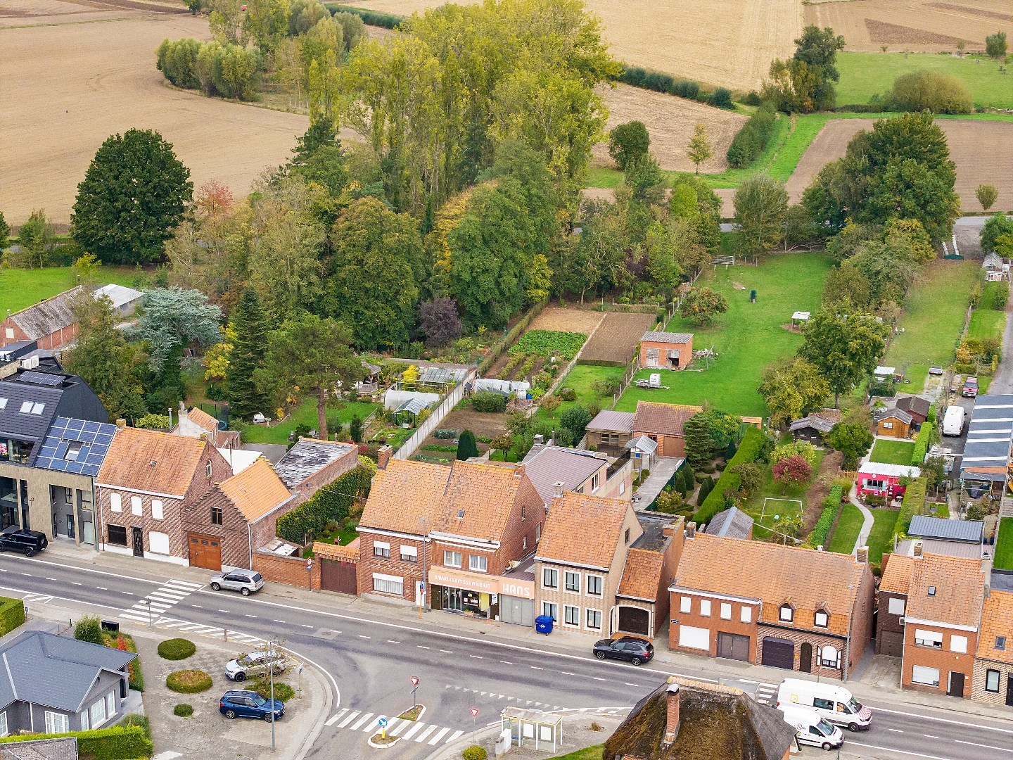 COMMERCIËLE HANDELSWOONST MET 3 SLPKS, GROTE GARAGE EN GUNSTIG EPC - foto 2