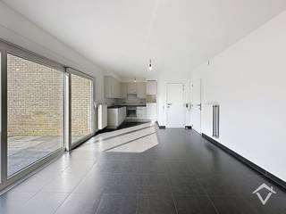 Op zoek naar een comfortabel en zonnig appartement op een vlotte ligging? Dan is dit instapklare gelijkvloers appartement in Gistel precies wat u zoekt.<br /><br />Het appartement omvat een inkomhal, lichtrijke woonkamer, open en volledig geïnstalleerde keuken, praktische berging en een terras met zonnewering dat aansluit aan de staanplaats. Verder beschikt het over een nachthal, apart toilet, badkamer en twee volwaardige slaapkamers.<br /><br />Troeven? <br />✔ Geen syndicus (lage kosten) (op termijn kan dit mogelijks veranderen)<br />✔ Energiezuinig - label B<br />✔ Asbestveilig<br />✔ Inclusief staanplaats<br />✔ Volledig geschilderd en instapklaar<br />✔ Gunstige ligging nabij centrum en verbindingswegen<br /><br />Ideaal als eerste woonst, investering of voor wie comfortabel gelijkvloers wil wonen.<br /><br />Wenst u een bezoek ter plaatse? Contacteer ons en plan uw bezoek in.