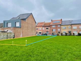 Dit vlakke perceel bouwgrond is ideaal gelegen, net buiten de ring van Tienen met een zeer goede bereikbaarheid en op wandelafstand van...