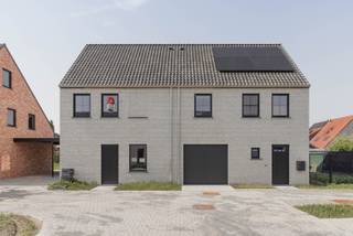 In een nieuwe en familievriendelijke wijk in Eernegem realiseerde Danneels deze stijlvolle gezinswoning in hedendaags op het lot 15.<br /><br />Deze ruime halfopen bebouwing heeft een open woonkamer met afgewerkte eilandkeuken, 4 ruime slaapkamers, ingerichte badkamer, veel bergruimte, oprit, carport en een omheinde tuin met gezellig terras.<br /><br />De ruwbouwwerken zijn voltooid en de woning kan binnenin verder worden afgewerkt volgens jouw smaak en wensen. Onze klantenbegeleider staat om dat voor jou te regelen. <br /><br />Deze zeer energiezuinige woning wordt uitgerust met een geothermische warmtepomp, vloerverwarming, ventilatie met warmterecuperatie en zonnepanelen.<br />