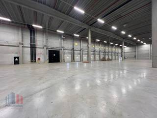 Uitstekend gelegen logistiek magazijn van 9.255 m² te huur naast de containerterminal van Willebroek en dichtbij de A12 waardoor zowel Brussel...