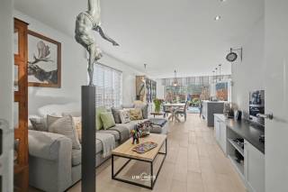 Op een rustige, kindvriendelijke toplocatie in Sint-Niklaas bevindt zich deze moderne en perfect onderhouden halfopen bebouwing uit 2017. De...