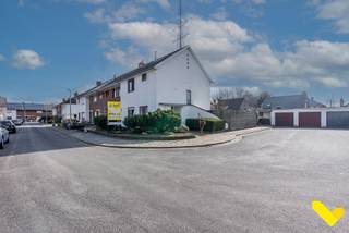 Gezellige woning in rustige, doodlopende straat!Deze charmante woning is rustig gelegen in een doodlopende straat.Via de inkomhal betreden we de...