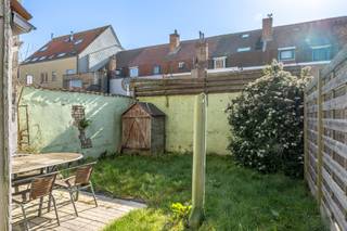Uitzonderlijk groot herenhuis met maar liefst 5 volwaardige slaapkamers en een zuidgerichte tuin, rustig gelegen te Zeebrugge. Deze charmante woning beschikt over een enorm woonoppervlak van ca. 254 m² en is mits enkele opfrissingen volledig instapklaar. <br />Overal centrale verwarming op aardgas, asbestveilig en met een energielabel C. <br /><br />De historische gevel, opgenomen in de lijst van vastgesteld bouwkundig erfgoed, zorgt voor een karaktervolle uitstraling aan de buitenkant. De hoge plafonds en authentieke elementen zorgen voor absolute charme aan de binnenkant. <br /><br />Indeling: imposante traphal met gastentoilet, een grote woonkamer met mooie plankenvloer, een grote keuken met zicht en toegang naar de tuin. De tuin zelf is volledig zuidgericht en heerlijk windstil. Met wat liefde kunt u deze plaats ongetwijfeld omvormen naar een fantastische buitenruimte. Boven zijn er maar liefst 5 slaapkamers, een aparte bureau of hobbykamer en een ruime badkamer met douche en ligbad.<br />Als laatste nog een grote zolder die naar eigen wens en smaak kan ingericht worden. <br /><br />Een uniek pand met een overvloed aan charme en ruimte.<br />Een buitenkans voor grote gezinnen. <br /><br />Uw bezoek vastleggen? <br />Contacteer Sacha Vanrafelghem op GSM 0487/43.79.10.