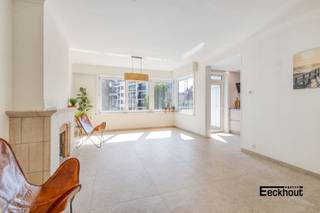 Dit zeer ruime appartement bevindt zich op de derde verdieping van de goed onderhouden residentie Leopold II, op enkele passen van het strand,...
