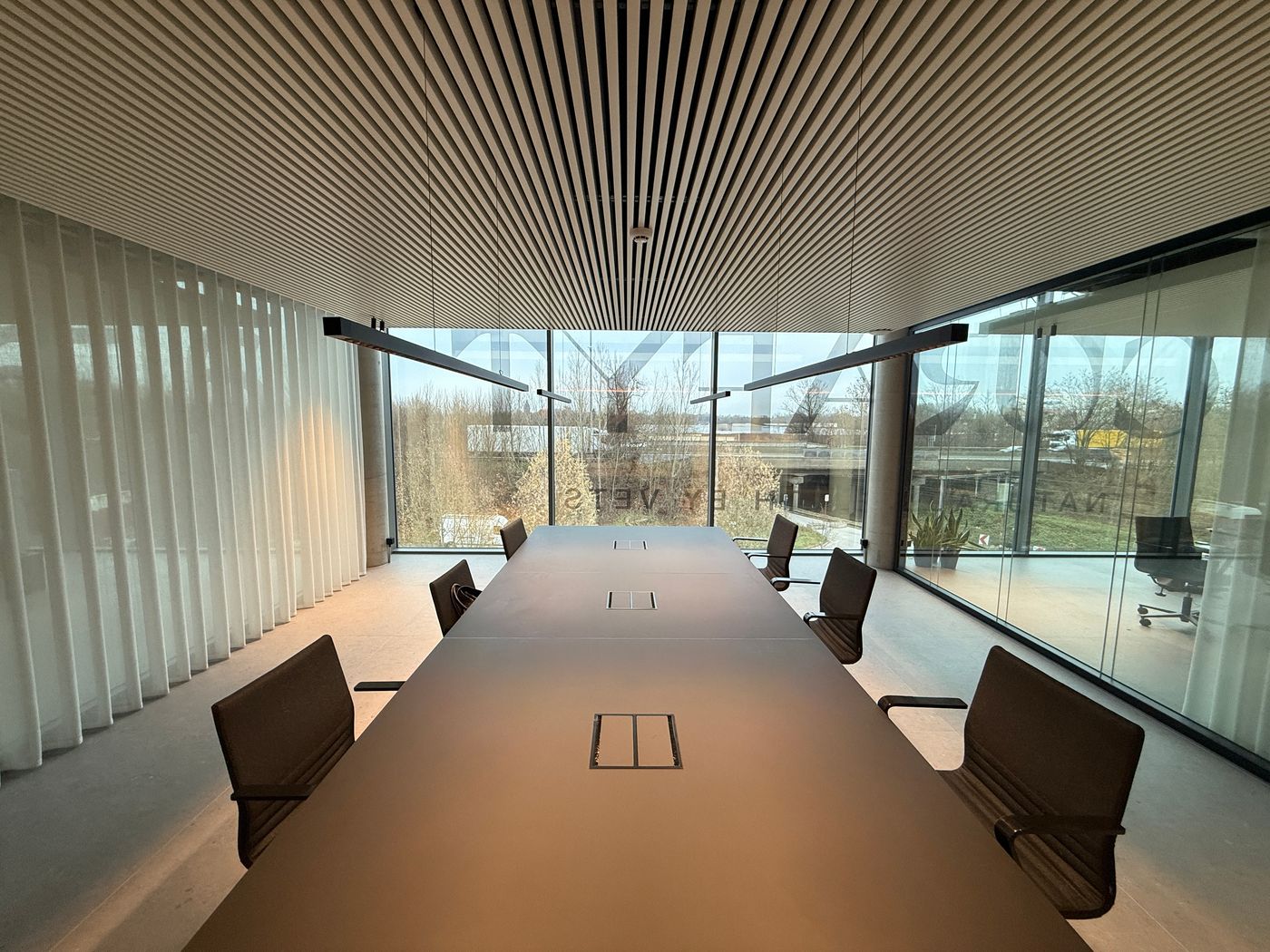 Modern bedrijfsgebouw van 1.347 m² met uitstekende visibiliteit langs E40 - photo 5