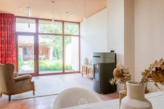 Op zoek naar een instapklare woning met een uitstekende ligging en sterke energetische troeven? Dan is deze recent gerenoveerde gesloten bebouwing...