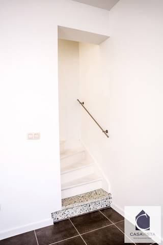 STIJLVOLLE HERENWONING MET 4 BOUWLAGEN EN KELDER. PRACHTLIGGING AAN HET SAS VAN GERAARDSBERGEN. In de rustige Molenstraat, die een zijstraat is van het handelscentrum, vind je deze totaal vernieuwde ééngezinswoning die vroeger verhuurd werd (conformiteitsattest aanwezig) maar nu leeg staat. Een topwoning die volledig voldoet aan de duidige normen van veiligheid en kwaliteit maar beschikt over nog heel wat authentieke elementen. De overvloedige natuurlijke lichtinval laat de woning stralen op elke verdieping. Indeling : gelijkvloers met ruiime voorplaats geschikt voor bureau, fietsenberging,.. daarna een zeer volumineuze leefruimte nog eens gevolgd door een achterbouw met daarin een keuken, badkamer, wasplaats. Let vooral op de ingemaakte kasten die het geheel extra praktisch maakt. Eerste verdieping met twee slaapkamers , tweede verdieping met slaapkamer en TWEEDE badkamer, derde verdieping met een ruime zolderkamer. Het energieniveau is zeer respectabel C maar kan automatisch een B worden van zodra de woning links terug wordt opgebouwd (in aanleg). Er is een proefcertificaat aanwezig. De dakbedekking is nog asbest. Binnenkant werd deskundig vernieuwd en geïsoleerd. Prijs onderhandelbaar !