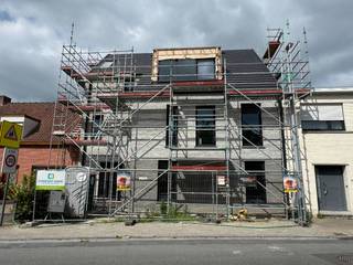 Appartement op de eerste verdieping op zeer gunstige ligging op 't Gaverke. De wijk 't Gaverke is één van de meest complete buurten van Waregem. De wijk is zeer toegankelijk gelegen, zowel met de eigen wagen als het openbaar vervoer, met het busknooppunt en station op wandelafstand. Er zijn tal van scholen en handelszaken. Parkeren is overal gratis en er is een grote parking rond de kerk. <br /><br />De grote raampartijen en het grote zonneterras staan garant voor veel lichtinval en buitenbeleving.<br />Indeling: inkom met toilet, leefruimte met open keuken, ruime berging, 2 slaapkamers, apart toilet en badkamer. <br /><br />Extra troeven: Zuidgericht, topligging. Uitweg achteraan met carport (21.250€). EPC A, lage syndickosten. <br /><br />Plannen en lastenboek beschikbaar. Bezoek is mogelijk, appartement zit in de afwerkingsfase. Meer info via kristoff@immoroba.be.