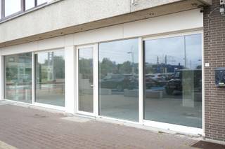 Ruime casco handelsgelijkvloers (winkel 3) op een centrale locatie te Oostduinkerke en op wandelafstand van het strand. Dankzij de centrale ligging en de grote publieke parking is er een maximale zichtbaarheid en een uitstekende opportuniteit voor wie op zoek is naar een vrij beroep of commerciële activiteit.<br />Het pand bestaat uit een zeer ruime handelsruimte met veel lichtinval, een buitenkoer en één ruime kelderberging die inbegrepen is in de verkoop.<br />Deze casco ruimte biedt alle vrijheid om volledig naar eigen smaak en noden in te richten.<br />Foto's in bijlage zijn renders (fictief) en bieden een mogelijkheid tot inrichten.