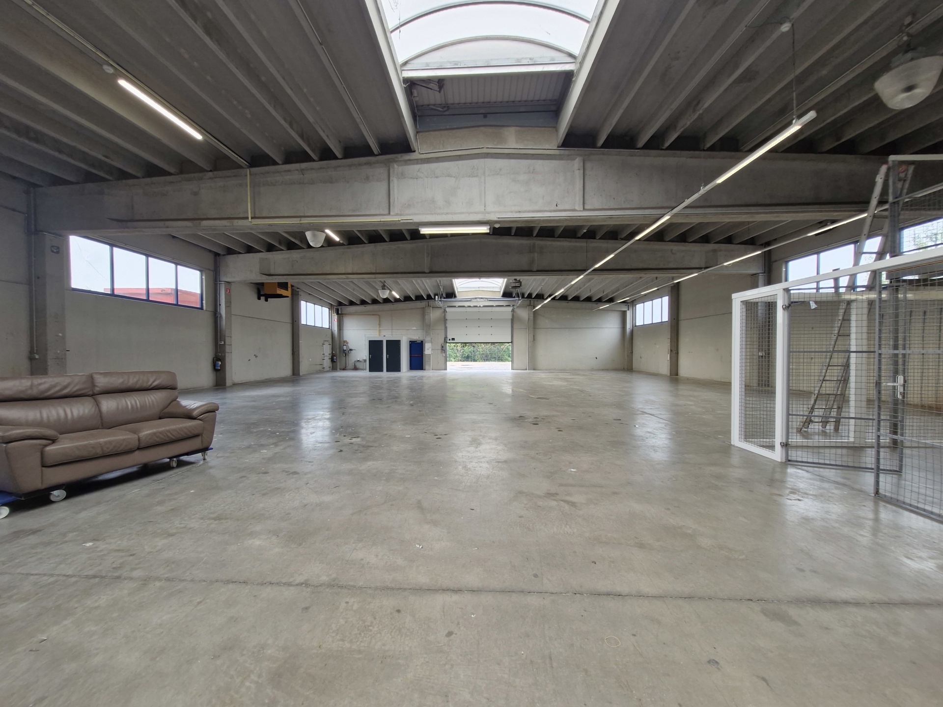 Te koop – Magazijn met kantoren en omheinde buitenruimte in Gembloux - foto 2