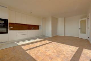 Very bright and well maintained apartment is for sale at Rooiboslaan 32, not far from the Bist in Wilrijk. The apartment with 3 bedrooms and a...