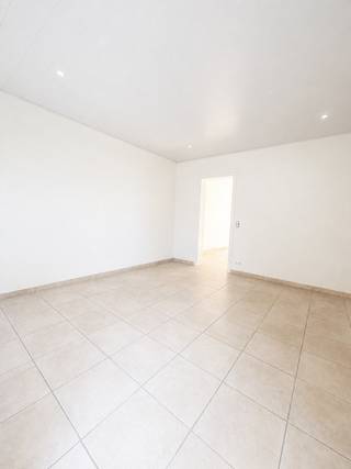 <p>Charmante gesloten woning in het centrum van Heuvelland met gunstig EPC.</p>

<p> </p>

<p>Deze woning combineert een centrale ligging met een praktische indeling en een aangenaam wooncomfort. De woning bevindt zich in het hart van Heuvelland, op korte afstand van winkels, horeca en dagelijkse voorzieningen. Met twee slaapkamers, een garage en extra bergruimte biedt deze woning heel wat mogelijkheden. Een ideale opportuniteit voor wie een huis in het centrum wil huren met een vlotte bereikbaarheid.</p>

<p> </p>

<p>Belangrijkste ruimtes:</p>

<ul><li>Living met aangename leefruimte en veel mogelijkheden voor inrichting.</li><li>Eetkamer aansluitend op de keuken.</li><li>Keuken met praktische indeling.</li><li>Badkamer functioneel ingericht.</li><li>2 slaapkamers met aangename lichtinval.</li><li>Berging voor extra opslagruimte.</li><li>Garage met plaats voor wagen en fietsen.</li><li>Kelder handig voor stockage.</li><li>Zolder </li><li>Terras</li></ul>

<p> </p>

<p>Troeven:<br />• Centrale ligging in het centrum van Heuvelland.<br />• Praktische woning met garage en extra bergruimte.</p>

<p> </p>

<p>Neem vandaag nog contact op met je ERA-makelaar voor een bezoek.</p>

<p> </p>

<p>JOUW DROOMHUIS. ZO GEVONDEN!</p>