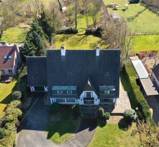 Uniek landhuis op een terrein van 3870m² met aangelegde zuidgerichte tuin en garage! Deze woning is afgewerkt met kwalitatief hoogwaardige...