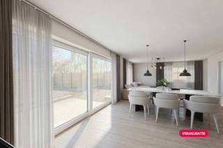 Halfopen nieuwbouwwoning te koop in de Stavelestraat 4 te Vleteren met 3 kamers, dubbele oprit en tuin. Deze kwalitatieve nieuwbouwwoning wordt volledig afgewerkt verkocht, de aanleg van de tuin/oprit inbegrepen. Aankoop kan totaal aan 6% btw! Dit huis wordt afgewerkt opgeleverd in september 2026.INDELINGGelijkvloers: Inkomhal met toilet - lichtrijke woonkamer voorzien van vloerverwarming en met volledig geïnstalleerde open keuken - berging - aangelegde tuin met ruim terras en dubbele parkeerplaats naast de woning.Eerste verdieping: Drie slaapkamers - badkamer - berging - apart toilet.TECHNISCH- EPC A- Conform EPB-regelgeving (Zonnepanelen)- 10.000L regenwater- Vloerverwarming - Ventilatiesysteem D- Elektriciteit conform- Aansluiting laadpaal voorzien- Wachtbuis warmtepomp voorzienUitermate geschikt voor wie op zoek is naar een instapklaar huis zonder werk! Dit huis te koop wordt volledig afgewerkt met de nieuwste technieken en materialen. De aankoop kan volledig (grond + constructie) aan 6% btw! Deze AI-visualisaties zijn bedoeld als inspiratie. Er werd geen rekening gehouden met technische specificaties, stedenbouwkundige voorschriften of de concrete mogelijkheden tot realisatie.Bestuursmaatregelen in het maatregelenregister: nee