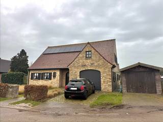 Deze villa is gelegen tussen Nieuwpoort-bad en - Stad in een doodlopend straatje.Indeling: inkomhal met vestiaire en apart toilet; leefruimte met...