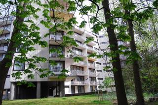 STATIONSDREEF 148/19 - ROESELAREDit appartement op 2de verdieping werd recent volledig opgefrist en is instapklaar .Bestaande uit inkom met...