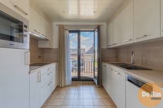 GERESERVEERD!<br /><br />HERZELE - Instapklaar appartement gelegen in een kleinschalige residentie, centraal gelegen in Herzele. Op wandel- en fietsafstand van het openbaar vervoer, scholen, het centrum van Herzele en in directe nabijheid van alle invalswegen.<br /><br />Het appartement werd voorzien van een ruime en lichtrijke woonkamer met open keuken (volledig geïnstalleerd), twee slaapkamers, badkamer met alle comfort, apart gastentoilet en twee privatieve, zonnige terrassen. <br />De keuken, badkamer en toilet werden volledig gerenoveerd in 2020. Ook de boiler werd dat jaar vervangen. <br /><br />Het appartement werd steeds goed onderhouden. <br />Elektrische installatie conform, EPC C, geen asbest, volledig geschilderd,…. Kortom, verhuizen en wonen!<br />Ook mooie huur-opbrengst/rendement te bekomen.<br /><br />Optioneel mogelijkheid tot aankoop van ondergrondse staanplaats met afgesloten kelderberging voor € 20.000,- deze is nog niet in de prijs inbegrepen.<br /><br />Bel snel voor je afspraak! 053/60.65.60<br /><br />De vermelde prijs is een richtprijs. Na ontvangst van de biedingen zal de verkoper beslissen of hij/zij de eigendom verkoopt aan het beste bod. De richtprijs is aldus niet bindend voor de verkoper. Voor meer info kunt u ons contacteren of het reglement raadplegen op onze website.