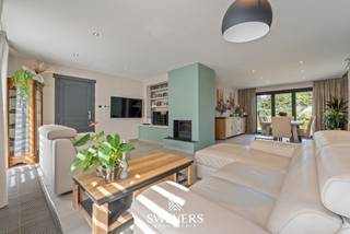 Voor meer info en foto’s, surf naar www.swevers.be – Deze open bebouwing in Koersel, gelegen op Noord-Zuidstraat 2, combineert ruimte, licht en een praktische indeling met een verzorgde afwerking. De woning dateert van 1978, werd steeds goed onderhouden en recent deels vernieuwd, waaronder een nieuwe vloer in 2023 en dubbel glas op de bovenverdieping in 2024. Met een bewoonbare oppervlakte van 204 m² is dit een instapklare gezinswoning. <br /><br />Op het gelijkvloers bevindt zich een inkomhal die leidt naar de lichtrijke leefruimte van ca. 26 m² en een gesloten, functionele keuken van 14,7 m² met toegang naar buiten. Daarnaast is er een inpandige garage voor extra comfort en bergruimte. Op de eerste verdieping zijn er drie ruime slaapkamers en een extra kamer die kan dienen als vierde slaapkamer, bureau of hobbyruimte, aangevuld met een royale badkamer. De tweede verdieping biedt bijkomende uitbreidingsmogelijkheden. Verder beschikt de woning over een droge kelder van 32,97 m². <br /><br />Het perceel van 8a 11ca is oostgericht, met een aangenaam terras waar men overdag van de zon geniet. De woning is structureel in goede staat; enkel schilder- en behangwerken zijn nog te voorzien. De ligging is een grote troef, met scholen op 400 m, openbaar vervoer op 100 m en winkels en horeca op wandelafstand. Vlotte bereikbaarheid via de snelweg op 5,5 km. Voor meer informatie, bel 011 255 155. Bron bewoonbare oppervlakte: EPC – verslag.