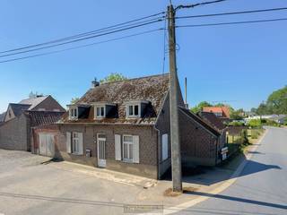 MAISON À RÉNOVER EN PROFONDEUR avec GRAND JARDIN sur un EMPLACEMENT D’ANGLE STRATÉGIQUE dans le pittoresque Horebeke !Il s’agit d’une MAISON...